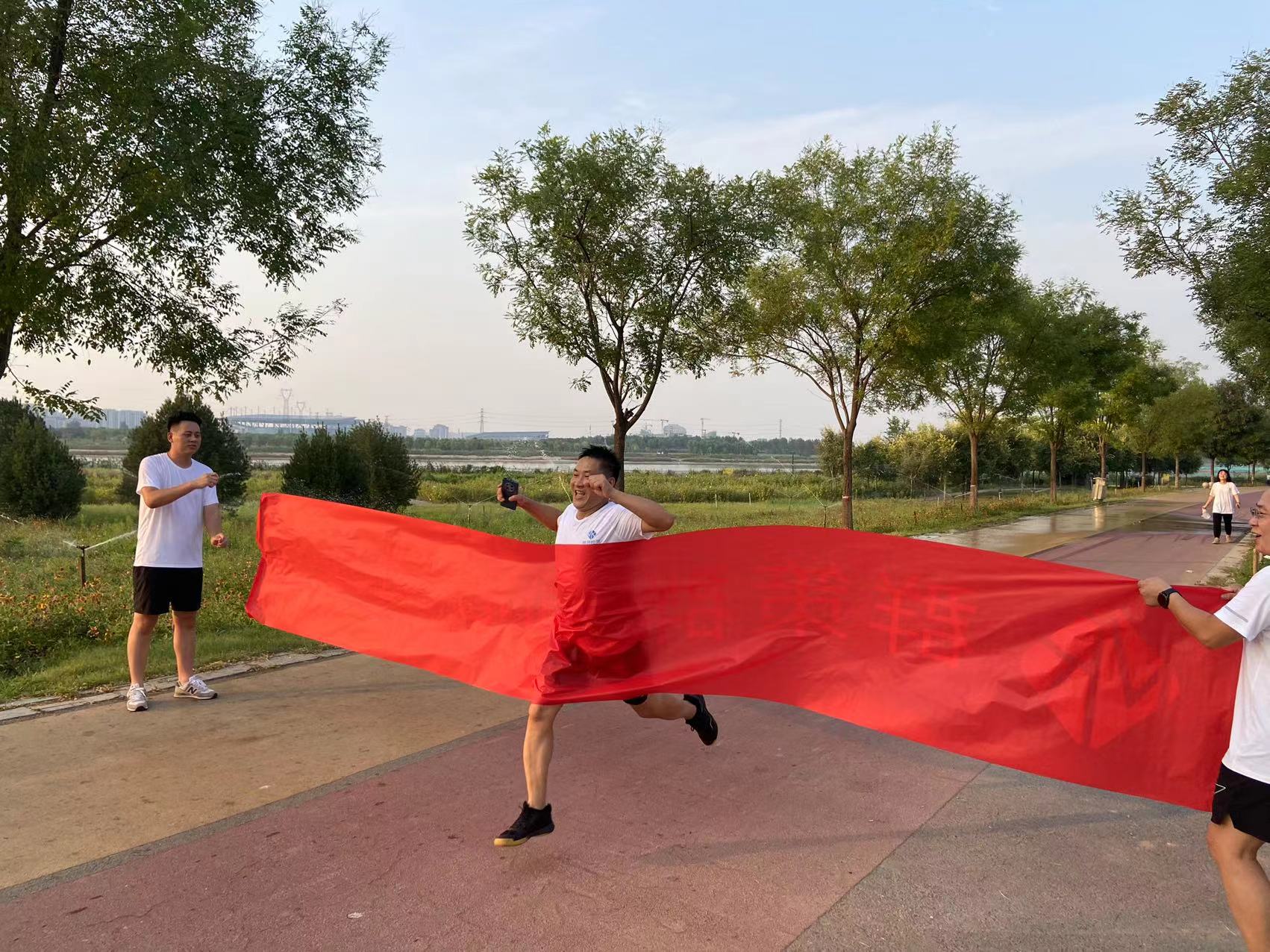 举行“迎中秋——为健康而奔跑”长跑活动